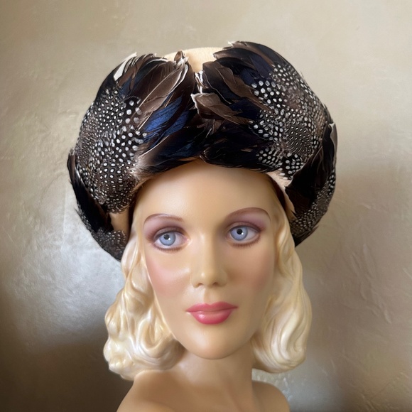 OUTSTANDING 1970's DESIGNER IVORY FELT HAT + MULTICOLORED FEATHERS ON  BRIM - Picture 2 of 13